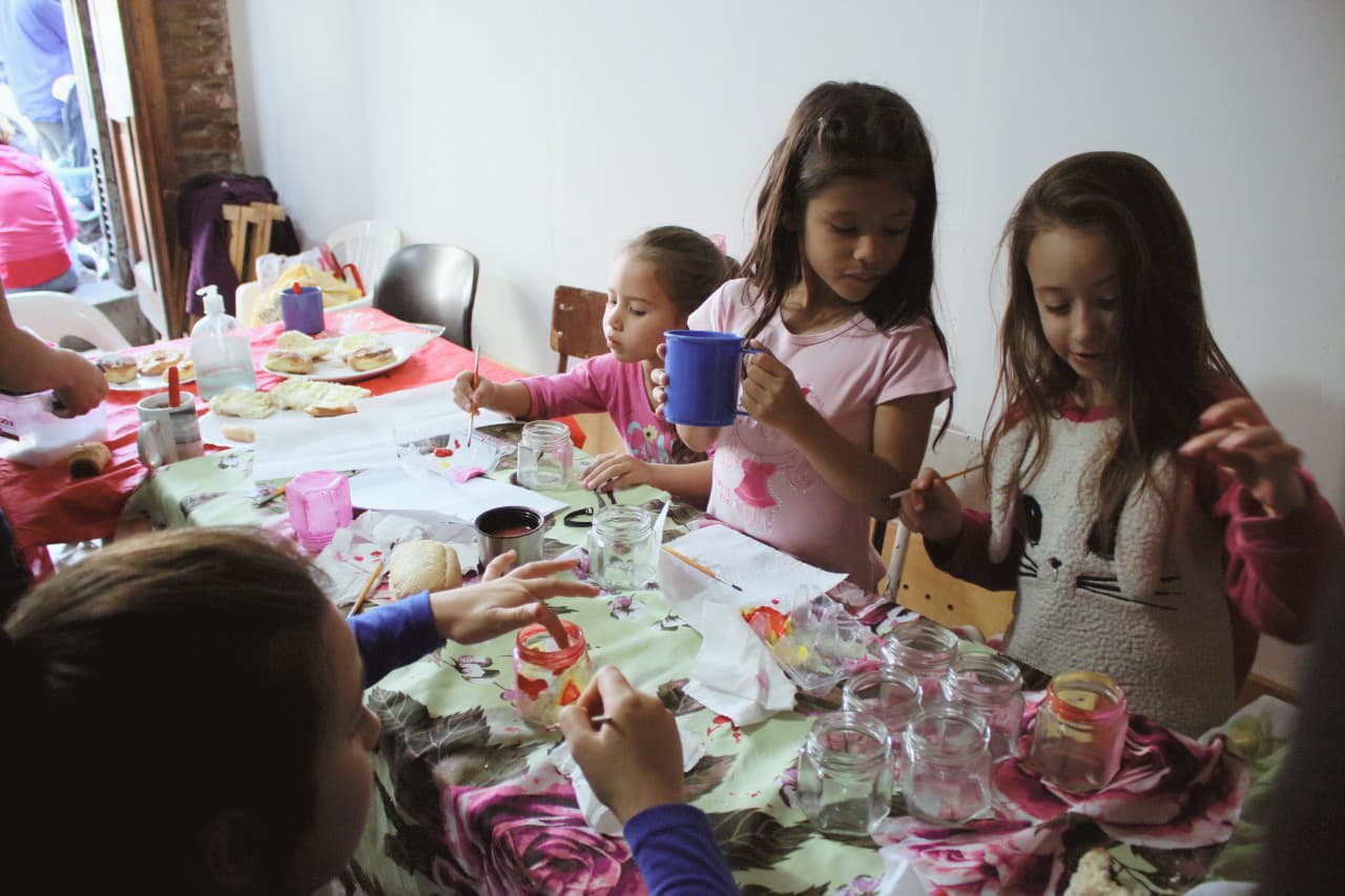 Grupo de niñas realizando una actividad artística con frascos de vidrio. Imagen cedida por La Poderosa.