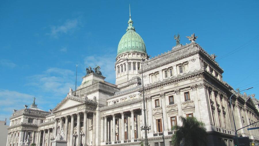 Fachada del Palacio del Congreso de la Nación Argentina, con su cúpula verde y frente de columnas.