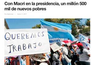 Manifestación con bandera argentina y cartel que dice "Queremos trabajo".