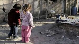 Dos niños de espaldas en el patio de una vivienda precaria, imagen de la nota "El presupuesto para niñez y adolescencia, más de un 70% más bajo que el ejecutado en 2023".