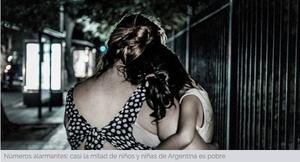 Mujer y niña abrazadas caminando de noche por la calle, imagen de la nota "Números alarmantes: casi la mitad de niños y niñas de Argentina son pobres".