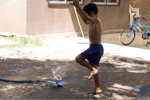 Niño jugando con agua. Captura de imagen de la nota.